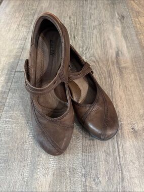 Earth Women's Brown Mary Jane Flats with Strap